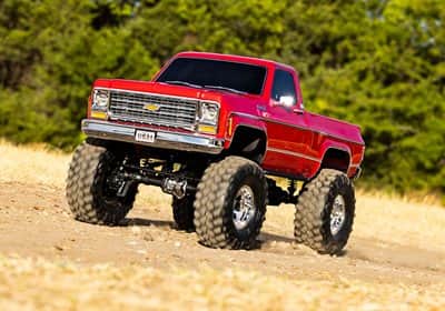92056-4-TRX-4-K10-Action-Grass-Dirt-Left-RED