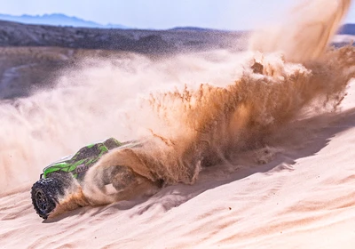 טרקסס מיני מאקסס מוכנה לנסיעה - בראשלס 4X4 בגודל 1/16 בצבע ירוק