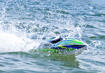 סירת מירוץ דגם דיסרופטור בראשלס 4S בצבע ירוק תוצרת טרקסס